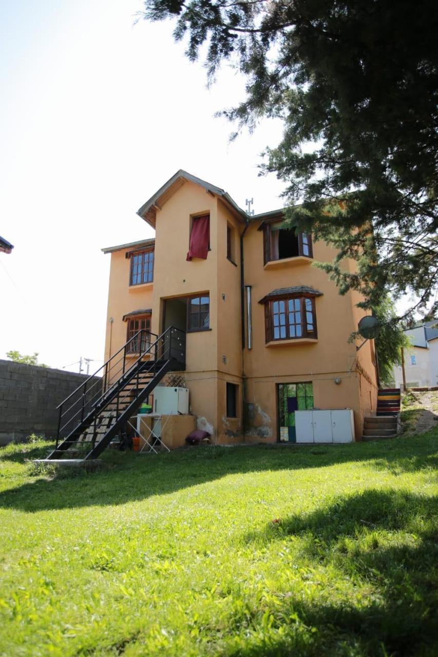 La Casa De Emma Hostel Esquel Luaran gambar